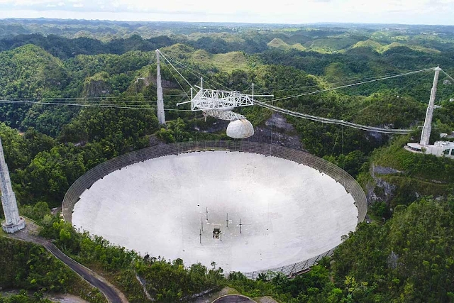 Radiotelescopio de Arecibo, Puerto Rico Radiotelescopio de Arecibo, Puerto Rico