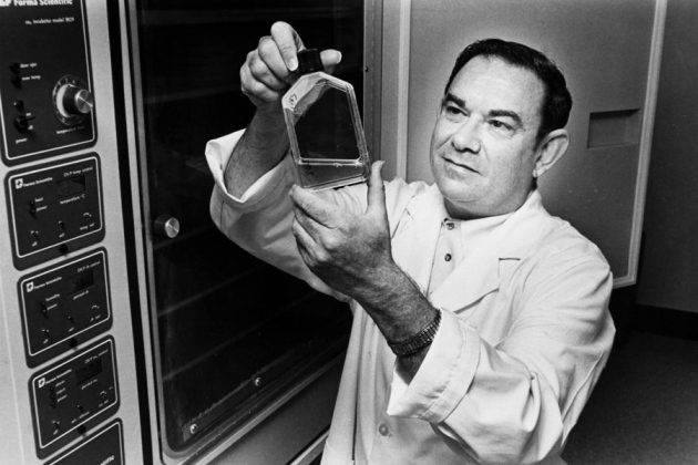 Leonard Hayflick, microbiólogo de la Universidad de California en San Francisco Leonard Hayflick, microbiólogo de la Universidad de California en San Francisco, con WI-38