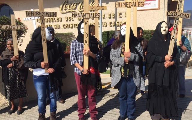 Marcha en contra de lña embotelladora FEMSA Coca-Cola en abril de 2017 Marcha en contra de lña embotelladora FEMSA Coca-Cola en abril de 2017