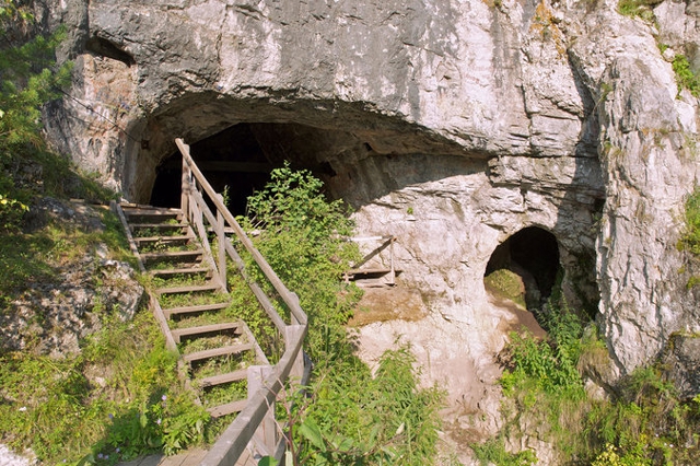 Entradas a la cueva de Denisova, donde se han hallado restos fósiles de neandertales, denisovanos y hombres genéticamente modernos Entradas a la cueva de Denisova, donde se han hallado restos fósiles de neandertales, denisovanos y hombres genéticamente modernos