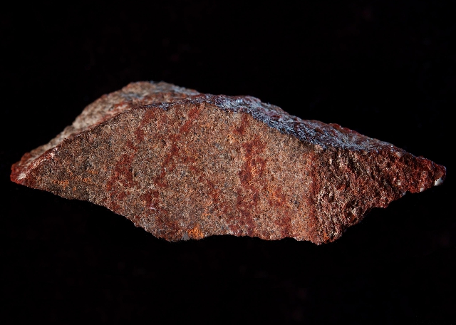 Lasca lisa inscrita con ocre, hallada en la cueva de Blombos Lasca lisa inscrita con ocre, hallada en la cueva de Blombos