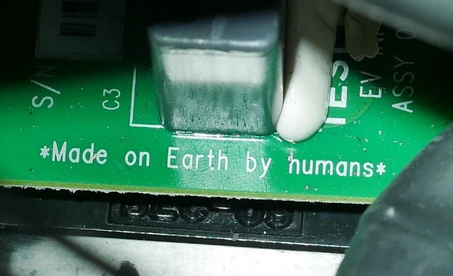 La inscripción en el Falcón Heavy: Hecho en la Tierra por humanos La inscripción en el Falcón Heavy: Hecho en la Tierra por humanos