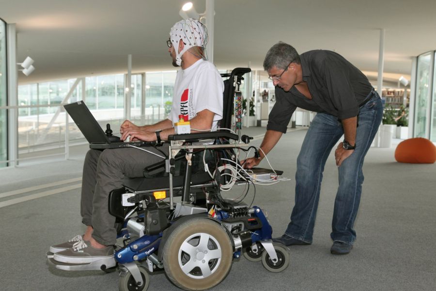Silla de ruedas motorizada, operada mediante un interfaz cerebro-computadora