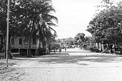 Aldea Kilakila, Papúa, Nueva Guinea Calle de aldea primitiva