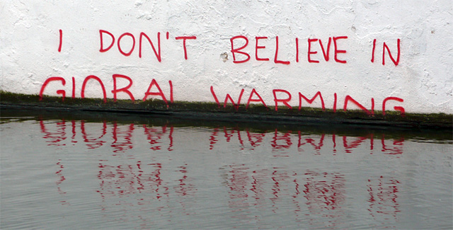 Grafiti de Bansky en el canal de Regent, Londres. Se lee: No creo en el calentamiento global. (cc) paul nine-o No creo en el calentamiento global