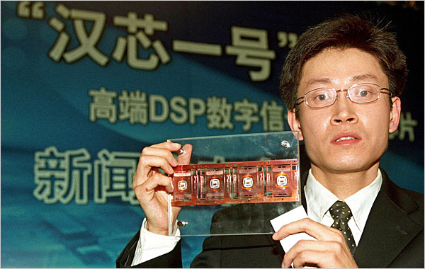 Chen Jin, informático teórico de China que dijo haber desarrollado el primer micropchip para telefonía móbil digital a nivel nacional. AP Chen Jin