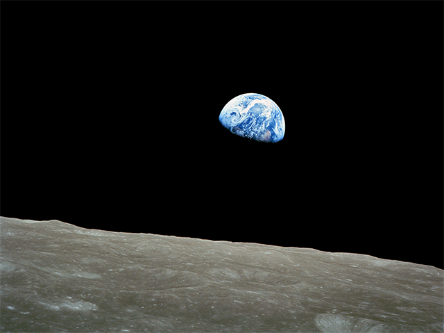 Earthrise o la salida de la Tierra. William Anders, Apolo 8 en órbita lunar. Diciembre 24, 1968. NASA Salida de la Tierra