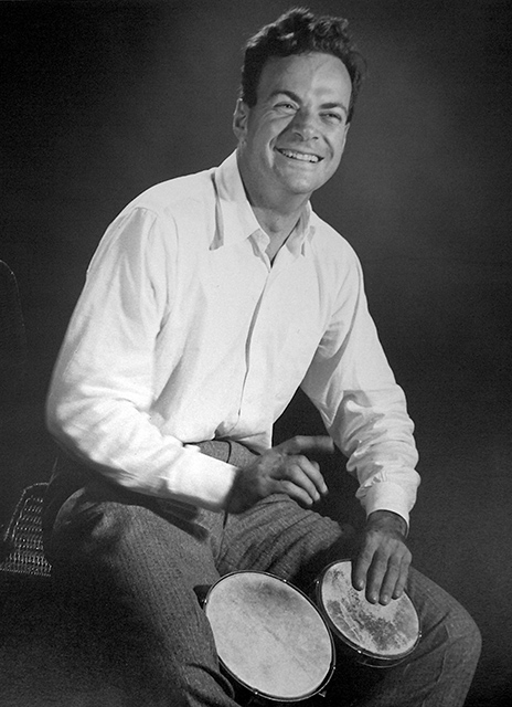 Richard Feynman tocando los bongós. Feynman llegó a dominar varios instrumentos de percusión Feynman tocando los bongós