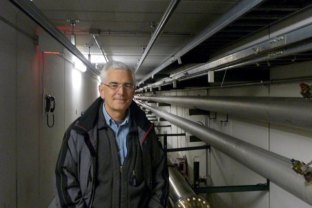 El físico teórico Craig Hogan, director del Fermilab, junto a su holómetro. (c) WBEZ Hogan Fermilab