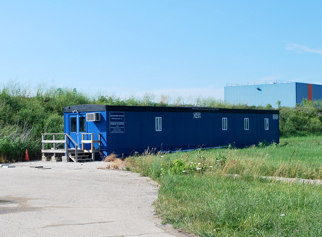El holómetro de Hogan se aloja en este humilde edificio del viejo Fermilab. Resulta bastante menos suntuoso que el Gran Colisionador de Hadrones, aunque sondea escalas más pequeñas. (c) Chris Stoughton Holómetro de Hogan