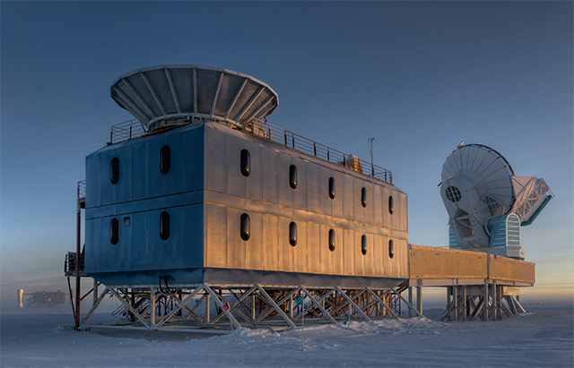 Imagen del Laboratorio Sector Oscuro, a pocos metros del Polo Sur Geográfico, consiste del BICEP2 (a la izquierda) y el Telescopio Polo Sur (a la derecha). (c) Steffen Richter, Universidad de Harvard Laboratorio Sector Oscuro