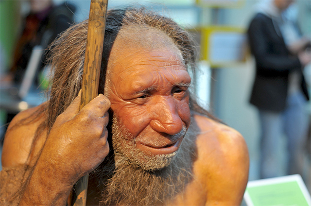 Neandertal estatua