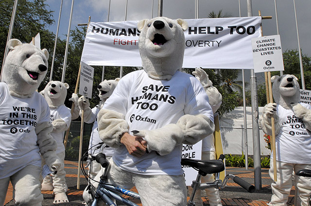Protestan el cambio climático durante una conferencia de la ONU en Bali, Indonesia. (cc NC ND) Ng Swan Ti Personas en disfraces de osos polares
