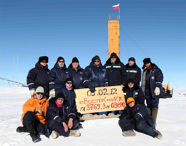 Parte del equipo ruso que perforó hasta el lago Vostok y extrajo muestras de su superficie. (c) Alexey Ekaikin Rusos en Vostok
