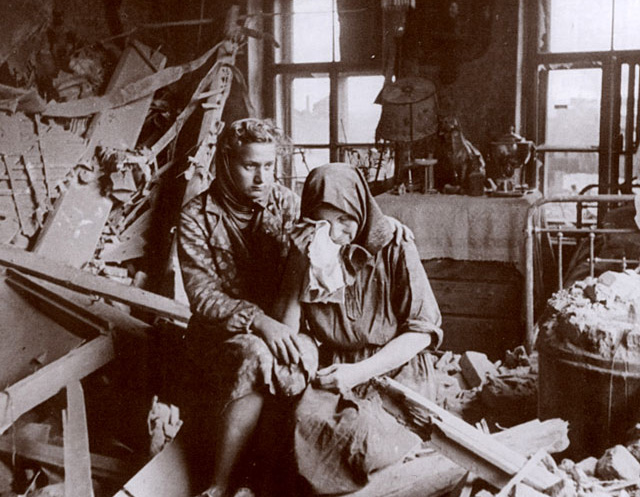 Leningrado fue sitiada antes de que pudiera ser evacuada la mayoría de su población civil Sitio de Leningrado