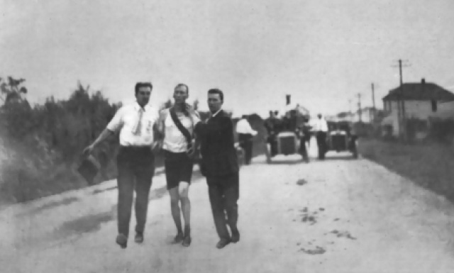 Thomas Hicks, ganador del Maratón en los Juegos Olímpicos de San Luis en 1904, recibiendo asistencia antes de cruzar la meta Thomas Hicks