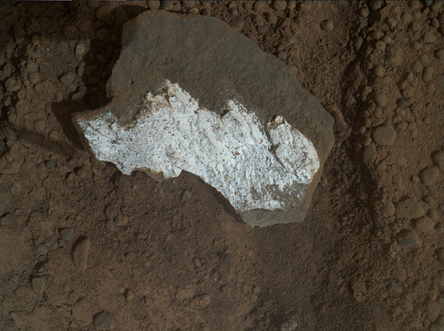 La piedra llamada Tintina, guijarro resquebrajado por Curiosity en la superficie marciana cuya composición sugiere que Marte tuvo agua. Su tamaño es de aproximadamente 4cm. NASA / JPL con la cámara MAHLI de Curiosity Tintina