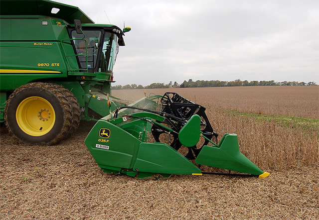 Cosecha de la soya en un campo agroindustrial sembrado con una variedad desarrollada y patentada por Monsanto. agroindustria campo de soya