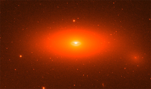 Imagen de la galaxia lenticular NGC 1277, con un agujero negro supermasivo en su centro, tomada por el telescopio espacial Hubble. NASA / ESA / Andrew C. Fabian / Remco C. E. van den Bosch (MPIA) El agujero negro mas grande NGC 1277