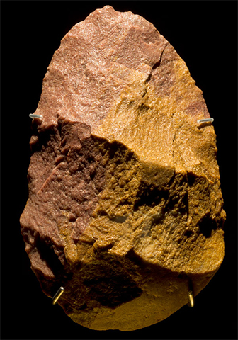 Excalibur, bifaz de increíble equilibrio hallado en la Sima de los Huesos, Atapuerca. Fue tallado, se especula, hace 400 mil años por un Homo heidelbergensis excalibur