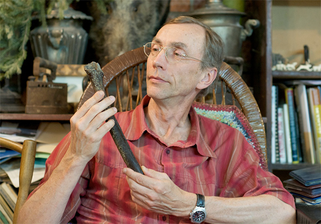 Svante Pääbo, director del Instituto Max Planck de Biología Evolutiva, sostiene el fémur del Hombre de Ust'-Ishim, que data de hace unos 45 mil años. (c) Bence Viola Svante Pääbo