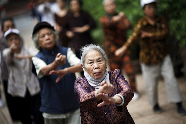 Un grupo de personas mayores se ejercita en un parque de Hanoi, Vietnam. (c) Damir Sagolj personas mayores