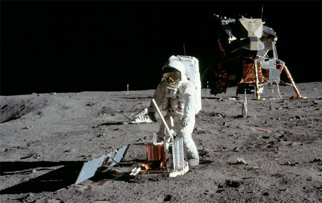 Buzz Aldrin despliega un sismógrafo en el Mar de la Tranquilidad durante la misión Apolo 11. NASA Sismógrafo en la Luna