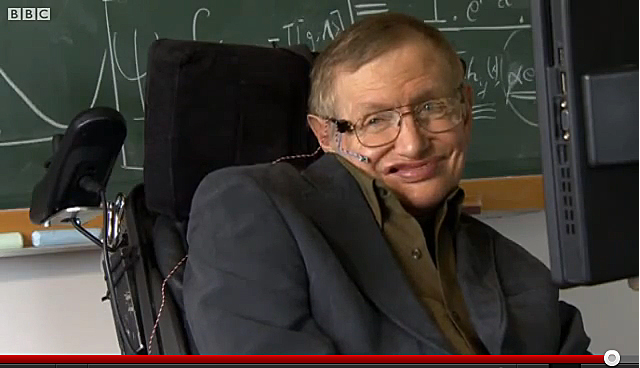 Entrevista con Hawking discutiendo el hallazgo (clic para abrir el video) Un hombre en silla de ruedas, sonriendo