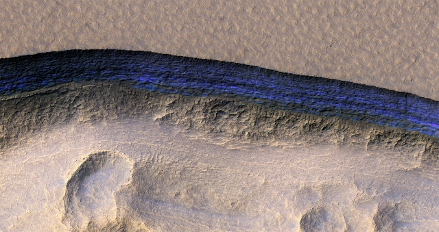 Imagen colorizada de un escarpe con hielo obtenida por la cámara HiRISE de la NASA