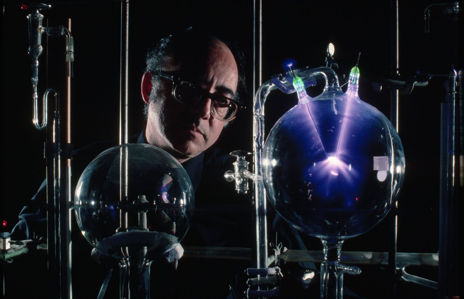 Stanley Miller supervisa el experimento Miller-Urey