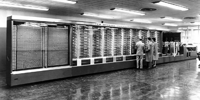 Mark 1, la primera computadora electromecánica, en la Universidad de Harvard