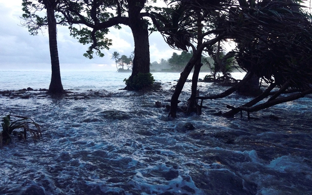 Mareas altas causadas por marejadas ciclónicas inundan la tierra en una de las Islas Marshall. (c) Getty