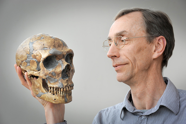 Biólogo y cráneo de neandertal