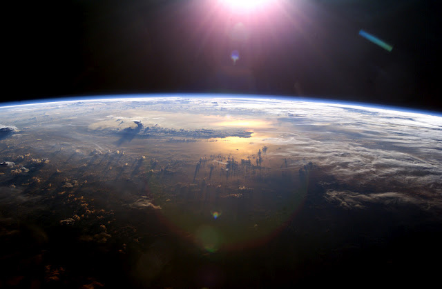 Tierra y Sol vistos desde el espacio