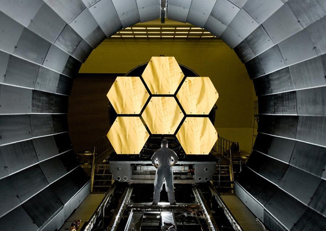 Los espejos primarios del telescopio Webb, recubiertos de oro, en el Centro Goddard